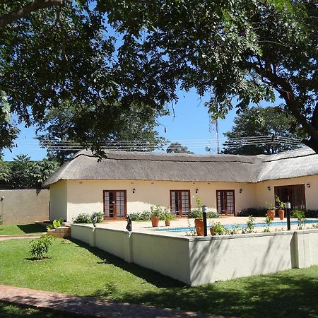 Mandebele Lodge Victoriafälle Exterior foto